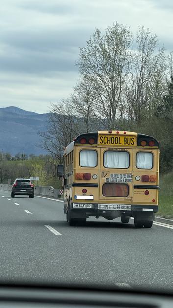 School bus, ameriški šolski avtobus, opažen na slovenski avtocesti