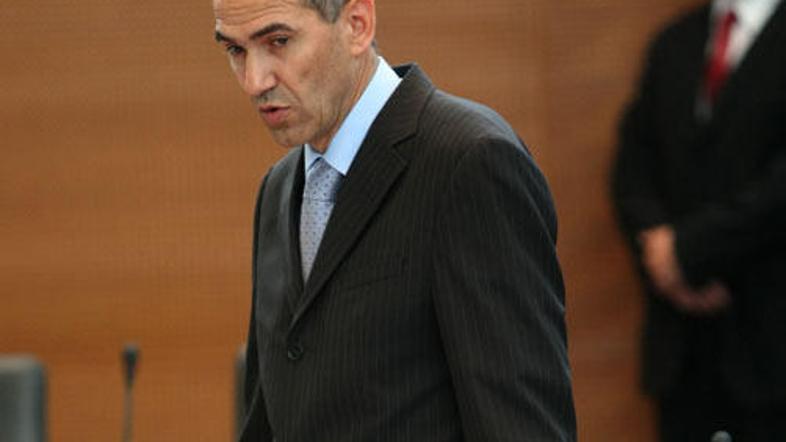 Janeza Janšo so zaradi razkritja podatkov ovadili v uradu informacijske pooblašč