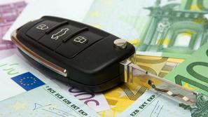 Avtomobilski ključ in denar