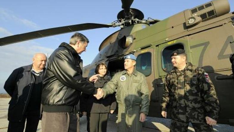 Predsednik Danilo Türk si ogleduje helikopter 18. bataljona SV in ROLE 2LM SV na