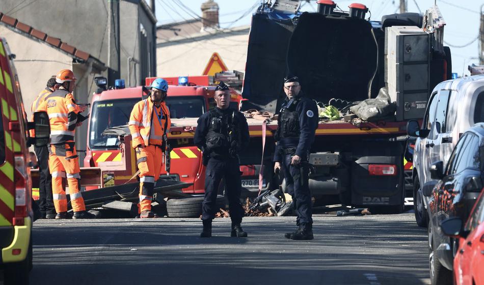 Grozljiva nesreča vlaka, umrl strojevodja, še 27 poškodovanih