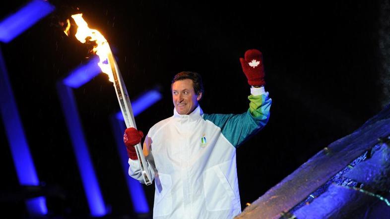 Pred letom dni je Wayne Gretzky prižgal ogenj na igrah v Vancouvru. (Foto: EPA)