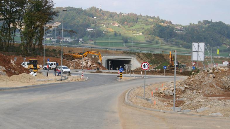 Avtocestni priključek Mirna Peč je s priključno cesto povezan prek krožišča, kje