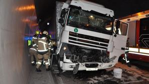 prometna nesreča predor tovornjak gasilci