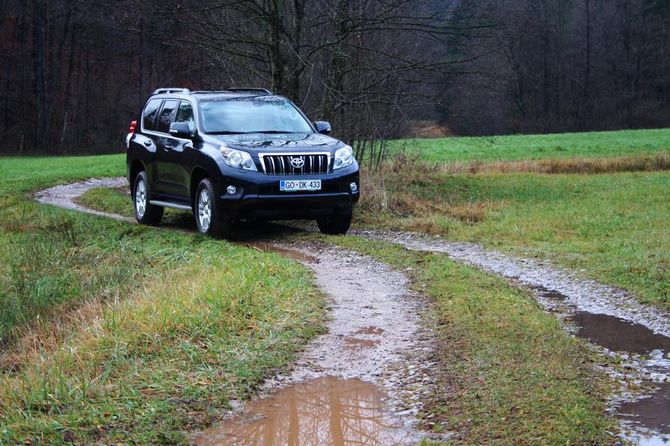 Ni dvoma, land cruiser je še vedno doma na brezpotjih, čeprav je s pomočjo tehno