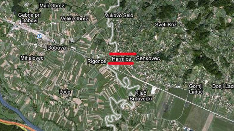 Grobišča naj bi ležala tik ob meji pri hrvaškem kraju Harmica.