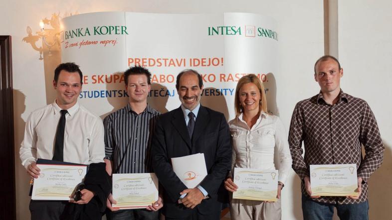 Zmagovalni ekipi študentov (z leve) Marko Ćurić in Miha Šaberl ter Mateja Finžga