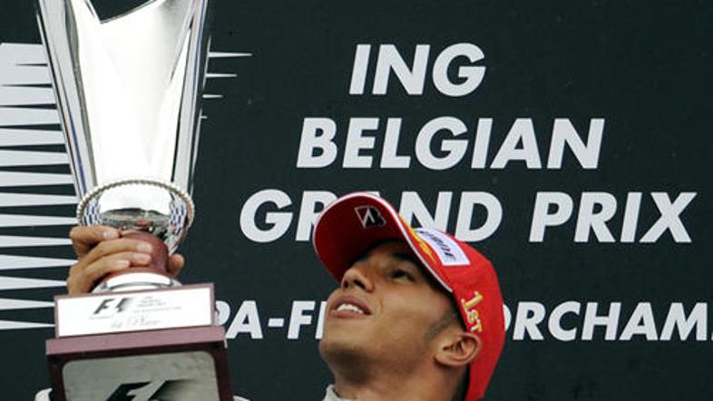 Lewis Hamilton bo moral pokal za zmago v Spaju predati Felipeju Massi.