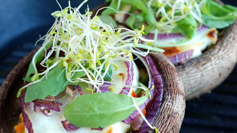 Po želji jih okrasite z rukolo, kalčki, vodno krešo, regratom ... (Foto: Shutter