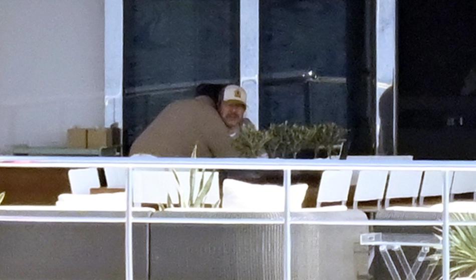 Je morala zvezdnika njegova mlada zaročenka po tej slabi novici tolažiti?