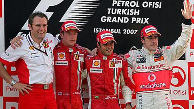 Na slovesni podelitvi VN Turčije je bilo vse v rdečem. Prvi dve mesti sta zasedl