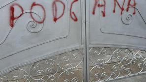 Žaljiv zapis na vratih Karla Erjavca