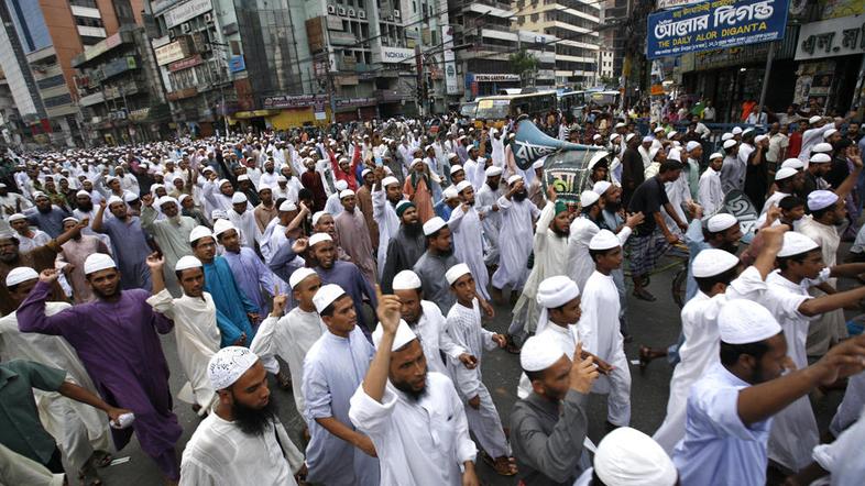 V Daki se je zbralo več sto muslimanov, ki so protestirali proti sporni strani n