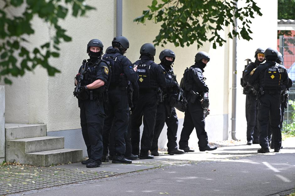 nemška policija pred gimnazijo Weifen v Schongauu | Avtor: Profimedia