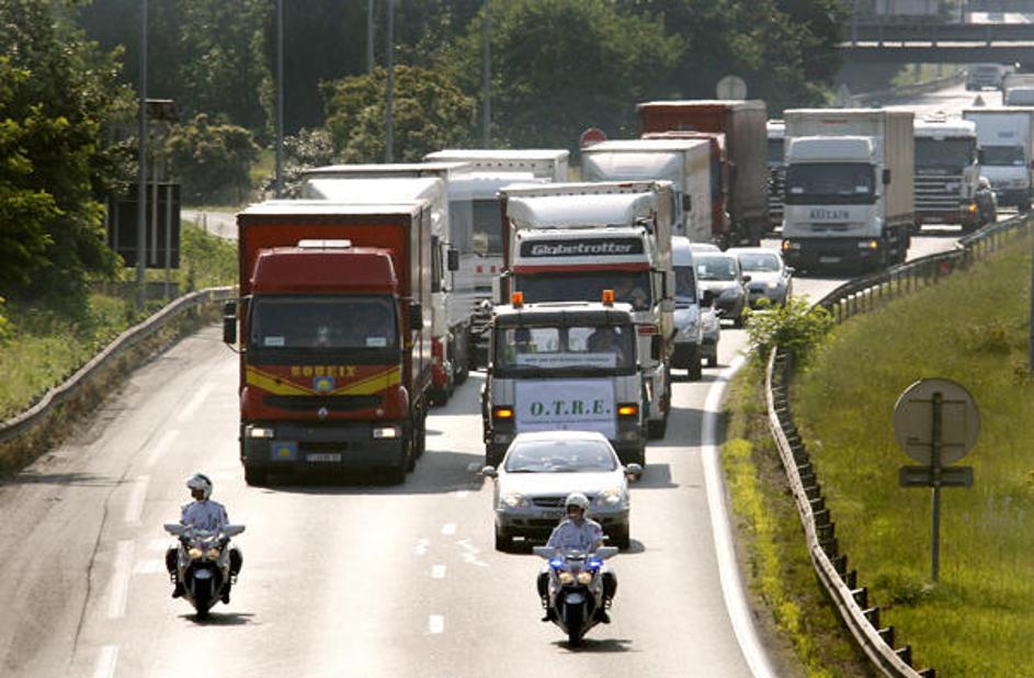 Okoli 15 tovornih vozil iz mesta Perpignan je oviralo promet na več mejnih preho