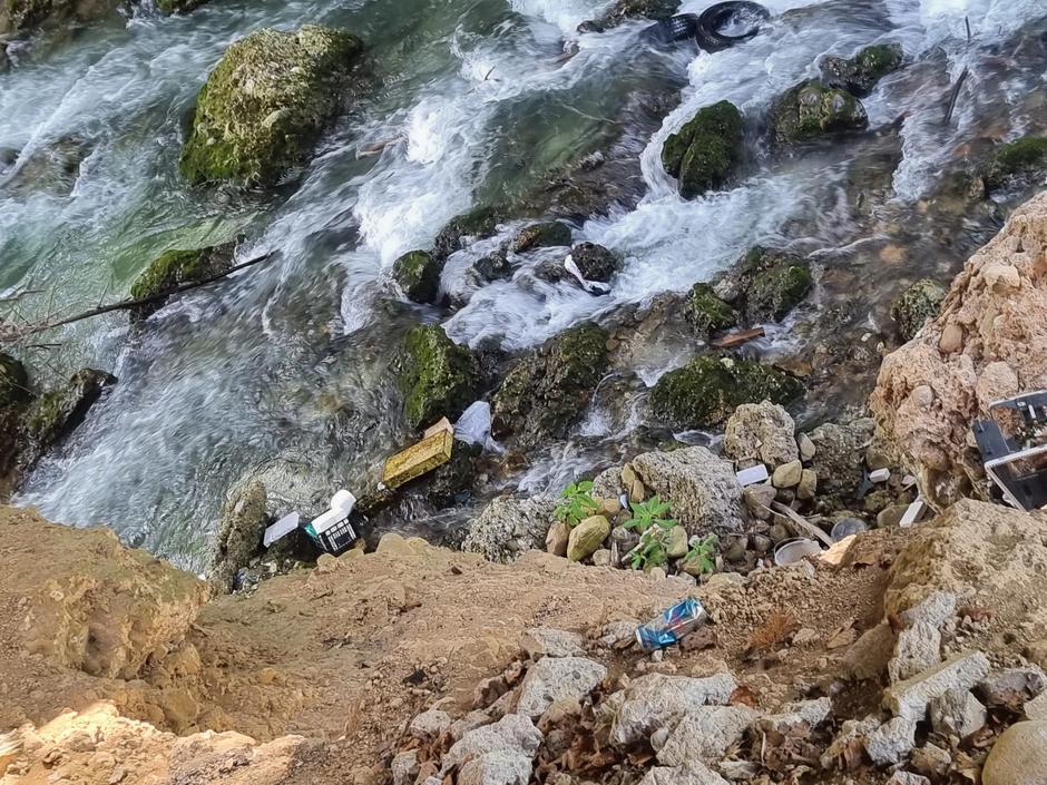 Smeti pri reki Kokri | Avtor: arhiv Mestna občina Kranj