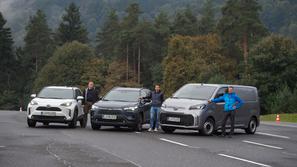 Preizkus zaviranja s Toyotinimi vozili na AMZS poligonu varne vožnje na Vranskem.