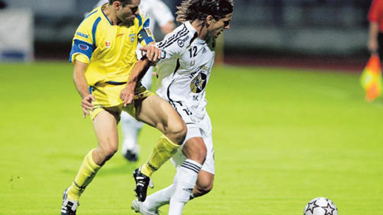 Luka Elsner (levo) bo v sredo zaustavljal madžarske branilce.