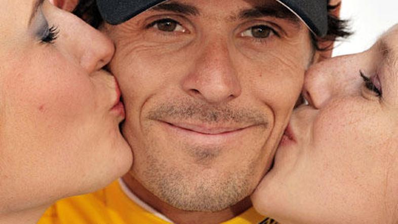 Andreas Klöden ostaja v rumeni majici.