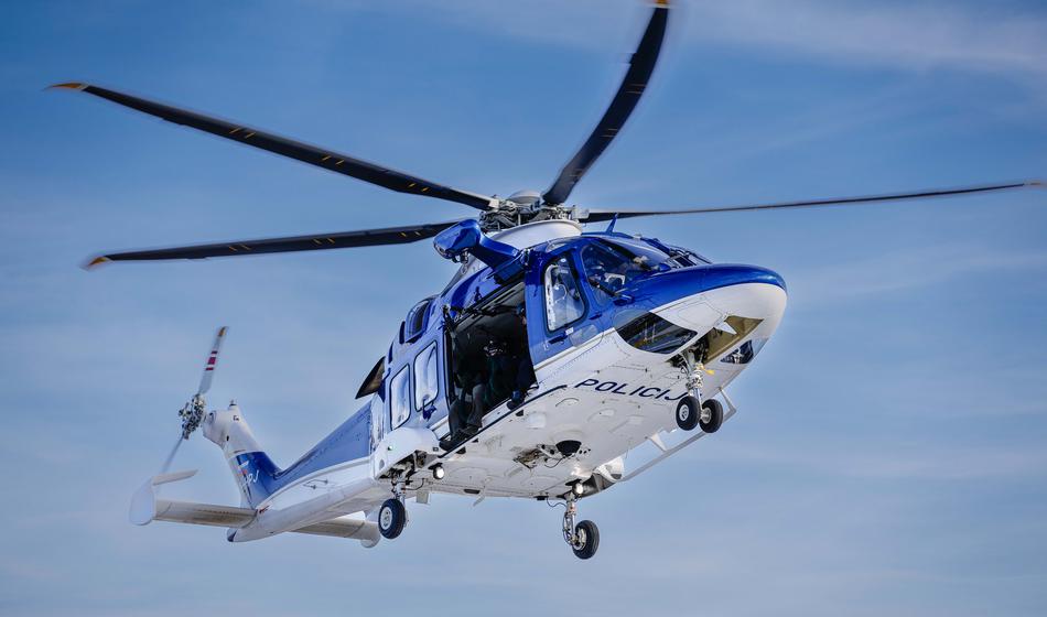 Otroka s smučišča odpeljali s helikopterjem