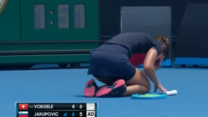 Dalila Jakupovič se je zaradi dima zgrudila na igrišču