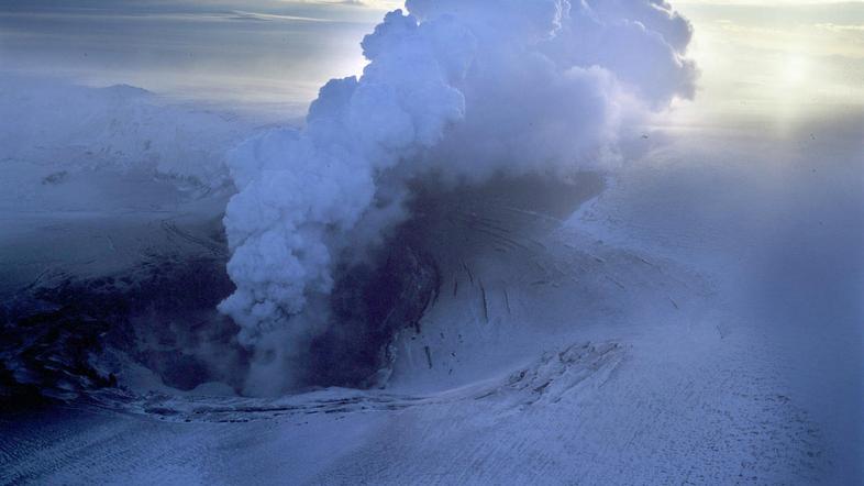 Izbruh vulkana Grimsvötn je leta 2004 za kratek čas ohromil letalski promet po E