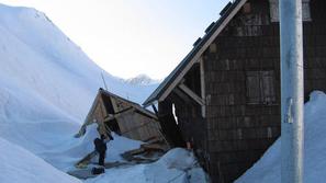 Letošnja zima je poškodovala že tri planinske koče, pri planinski zvezi pa priča