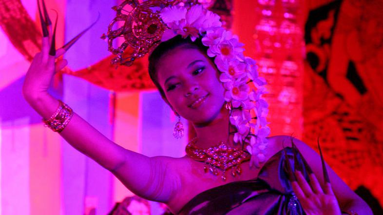 Tradicionalna tajska plesalka je ena od značilnosti države, v kateri je sicer vs