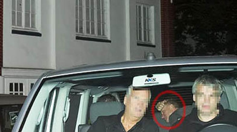 Sting se je v avtu skušal skrivi pred fotografi.