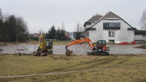 Ob leški osnovni šoli gradijo športno igrišče. Dokončano bo konec junija, v šoli