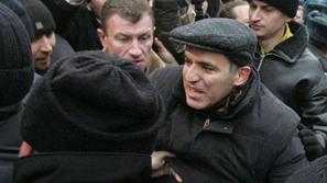Šahovski prvak in vodja opozicije Gari Kasparov se preriva skozi množico med dem