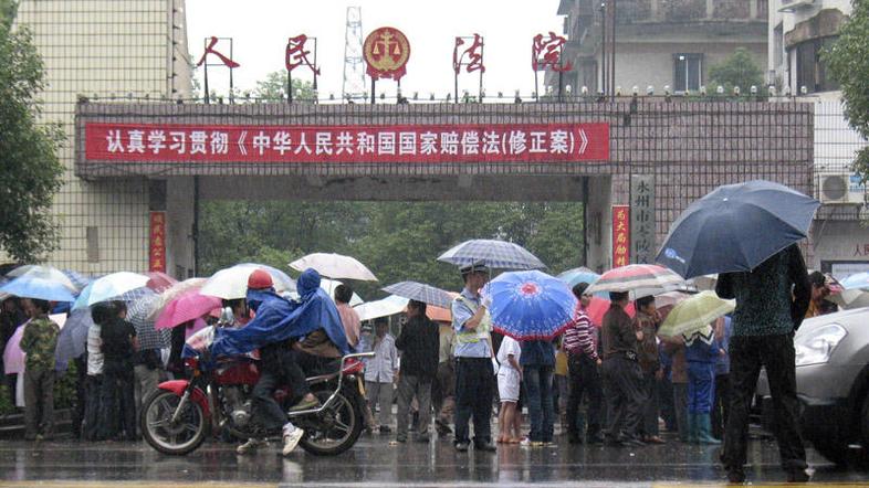Po streljanju so se pred sodiščem začele zbirati množice. (Foto: Reuters)