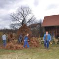 Obujanje pozabljenih kmečkih del je tudi priložnost za prijetno druženje vaščano