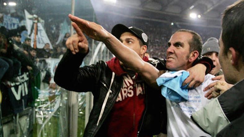 Paolo Di Canio je zatrjeval, da s salutiranjem ni želel posnemati fašističnega v