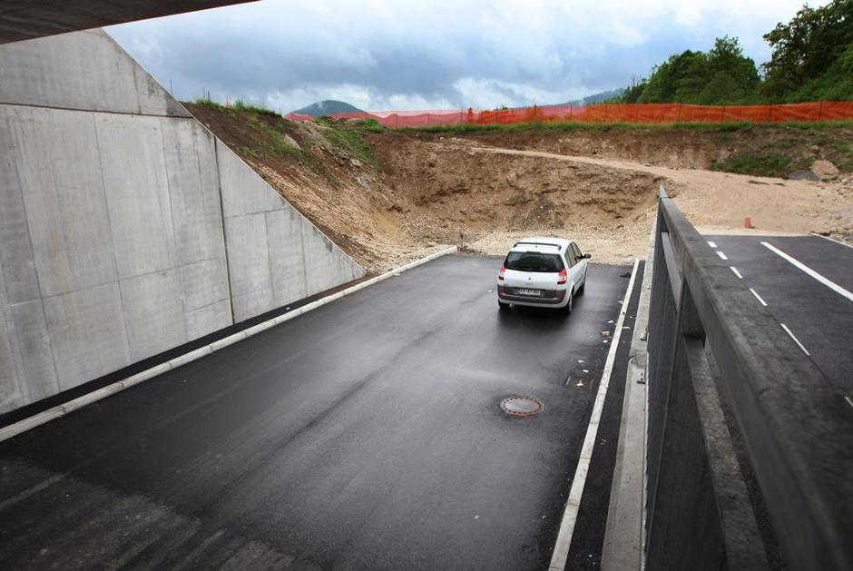 Å½elezniški podvoz je izdelan, ceste proti GodešiÄu pa še ni. | Avtor: Žurnal24 main
