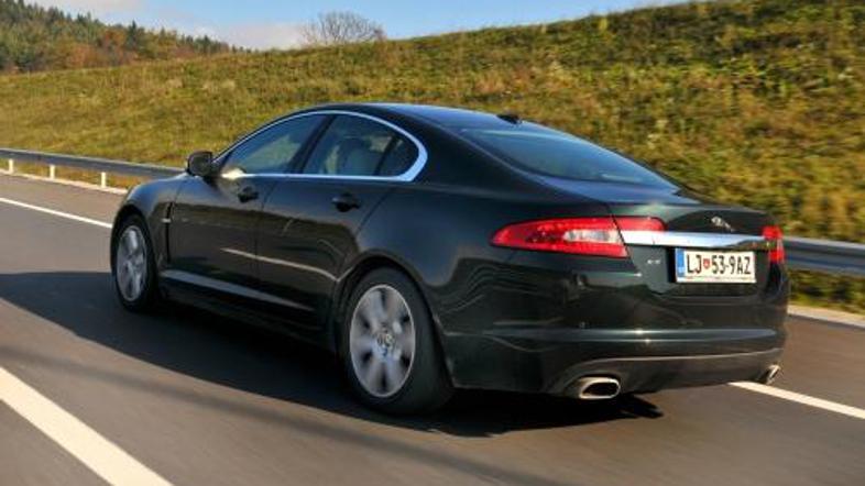 XF prevzame z obliko, preseneča pa tudi z notranjostjo, ki ne bo pustila ravnodu