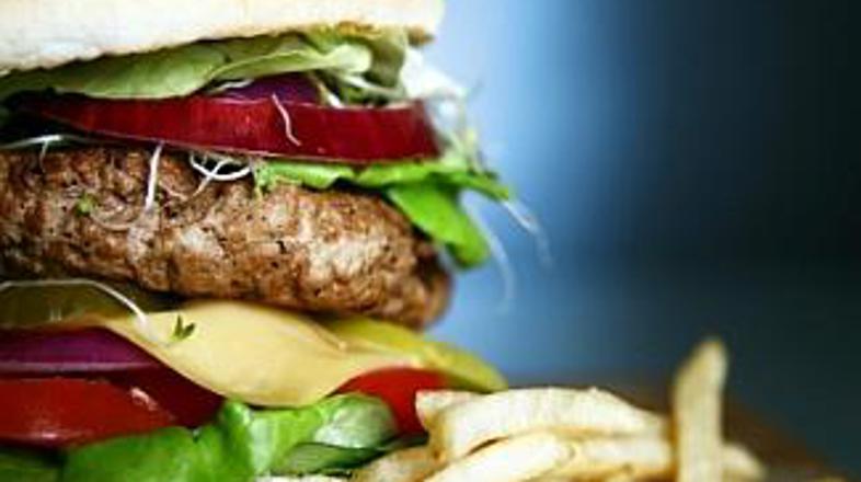 Policist je prepričan, da je bil preslan hamburger kriv za slabost.