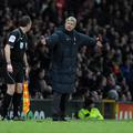 Arsene Wenger na ponedeljkovem derbiju ni bil zadovoljen z zelenico. Sodeč po fo