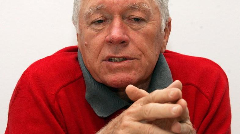 O izplačilih po domače je Vogrinec leta 2008 dejal, da formalnopravno morda res 