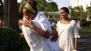 Predsednik Barack Obama je pozdravil Michelle in Sasho in jima priredil piknik, 