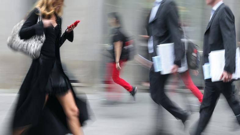 Ženska uporabnica mobilnega telefona