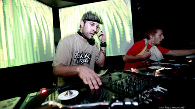 Ob 2. zjutraj smo imeli čast poslušati ekskluzivnih top deset boben-bask, za kat