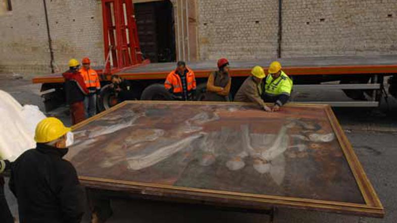 Gasilci pomagajo pri reševanju umetnin iz ruševin cerkva in drugih objektov.