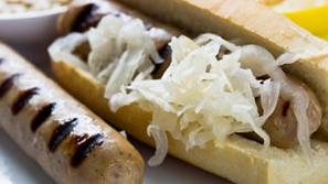 Klobaso in zelje lahko ponudite tudi kot hot dog.