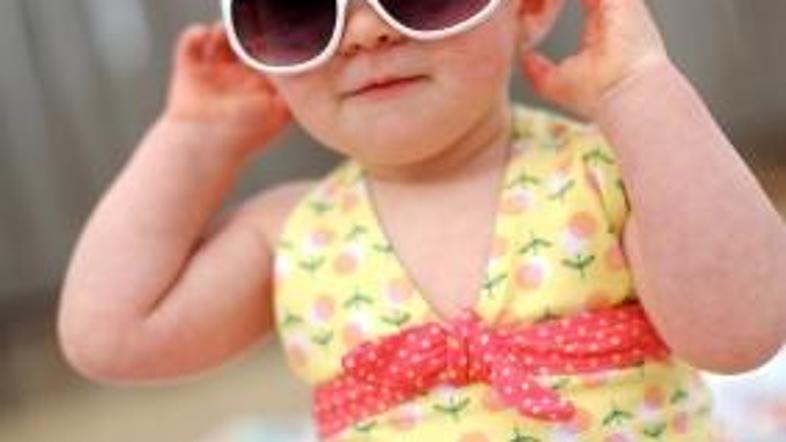 Če otrok ne želi nositi sončnih očal, njegove oči zaščitite s klobučkom.