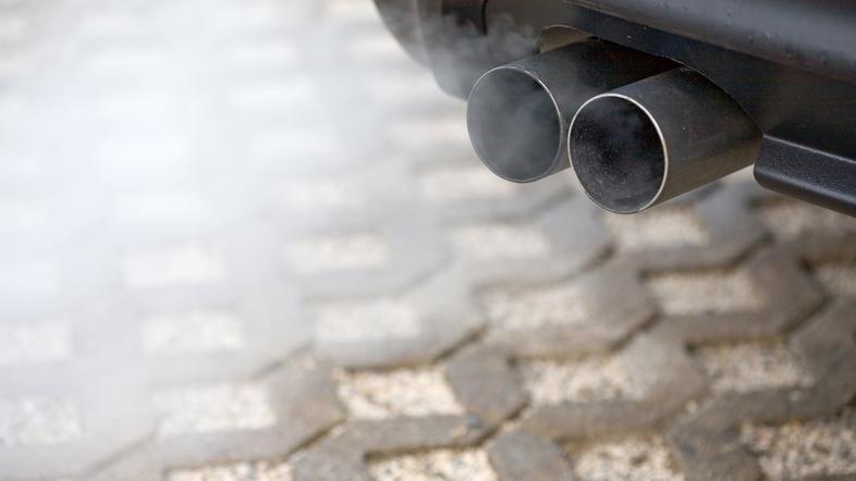 Razno 28.10.12, izpusni plin, izpuh, dim, avto, foto: shutterstock