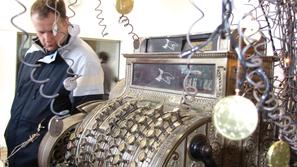 Odpuščeni delavec Merkurja včeraj tik pred zagotovilom, da se bo blagajna z odpr