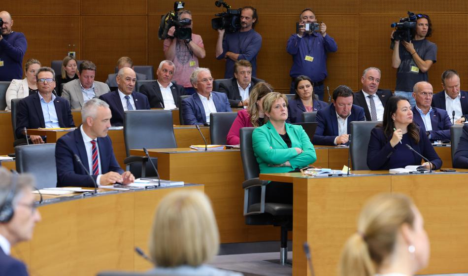 Več poslancev SDS ni oddalo poročila, KPK jih utegne zato udariti po žepu