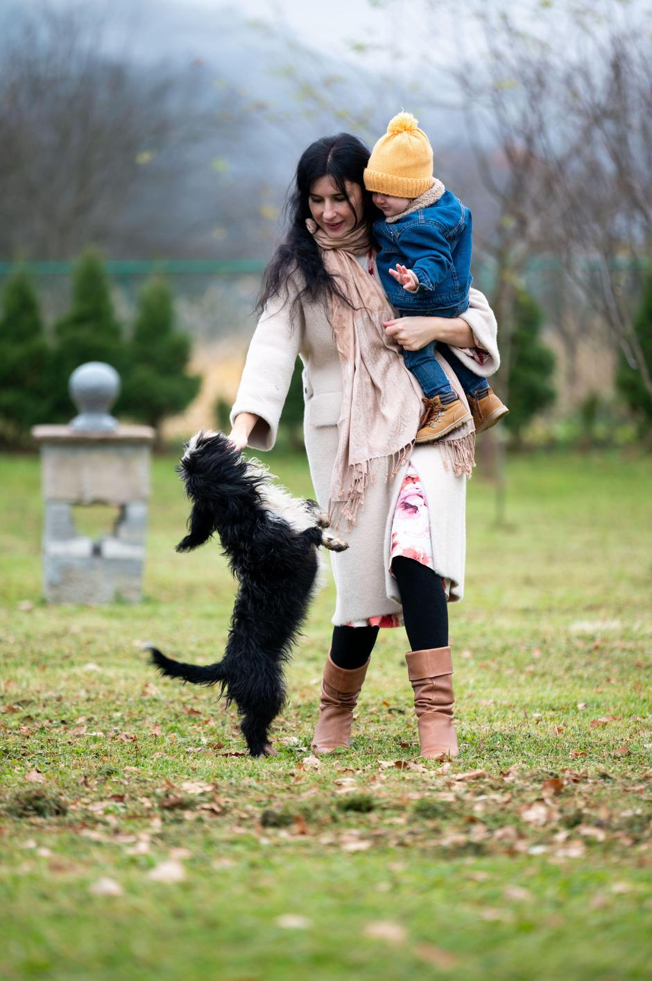 Pes skače na žensko z otrokom | Avtor: Profimedia