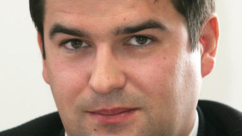 Predsednik uprave Kapitalske družbe (Kad) Uroš Rožič je okoli 11.30 vstopil v vl